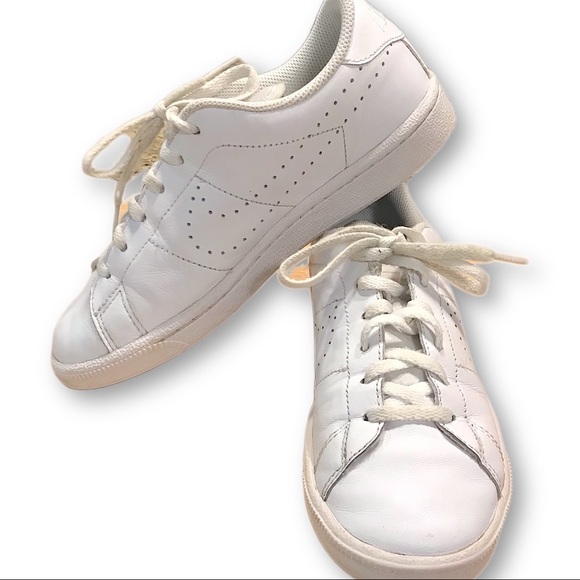 nike white leather tennis shoes